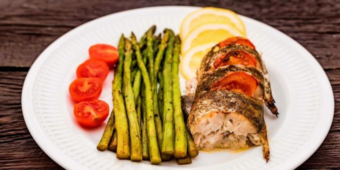 Zander mit Tomaten im Ofen gebacken