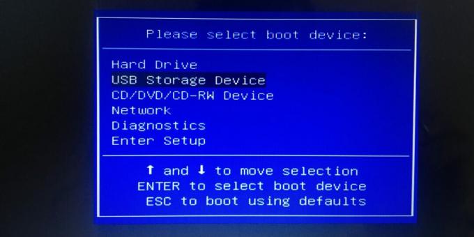 Um das BIOS für das Booten von einem USB-Flash-Laufwerk zu konfigurieren, wählen Sie das Element USB-Speichergerät