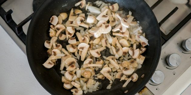 Eiermuffins: Champignons und Zwiebeln anbraten