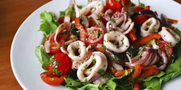 Salat mit Tintenfisch und Tomaten 