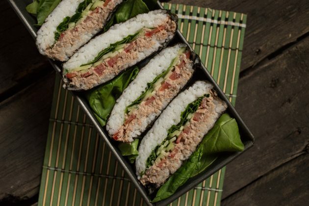 Das klassische Onigirazu-Sushi-Sandwich kann mit oder ohne Sojasauce serviert werden