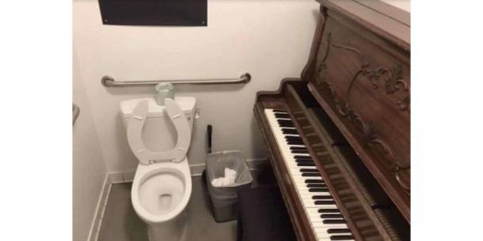 Klavier in der Toilette