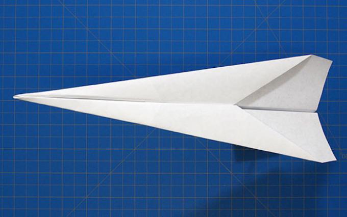 Wie man ein Flugzeug macht aus Papier