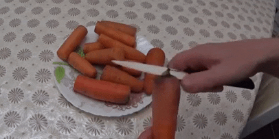 So lagern Möhren im Kühlschrank: Schneiden Sie die Karotten in den trockenen Enden beiden Seiten