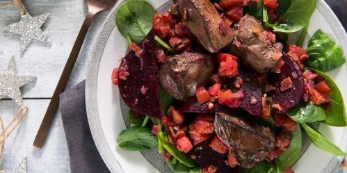 Warmer Salat mit Geflügelleber, Speck und Rote Bete