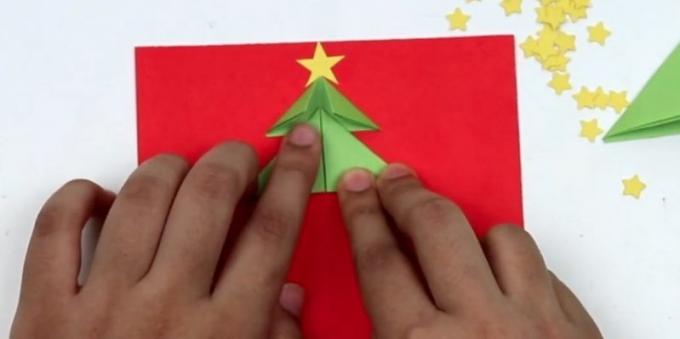 Weihnachtskarten mit ihren Händen: kleben Sie das zweite Stück