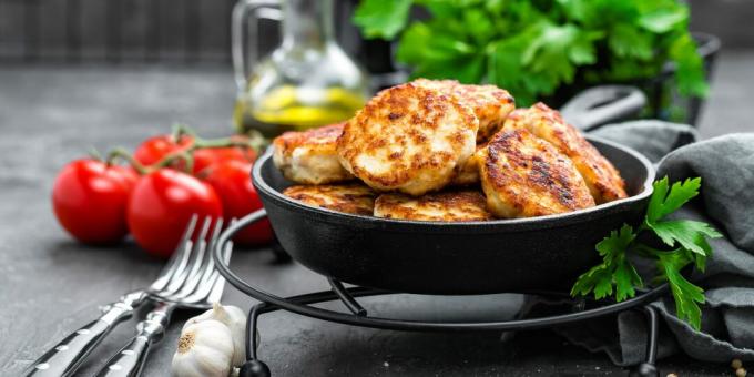 Gehackte Hühnerschnitzel mit Brot im Ofen: ein einfaches Rezept