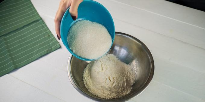 Kuchenrezept mit Birnen: Mischung aus Mehl und Zucker