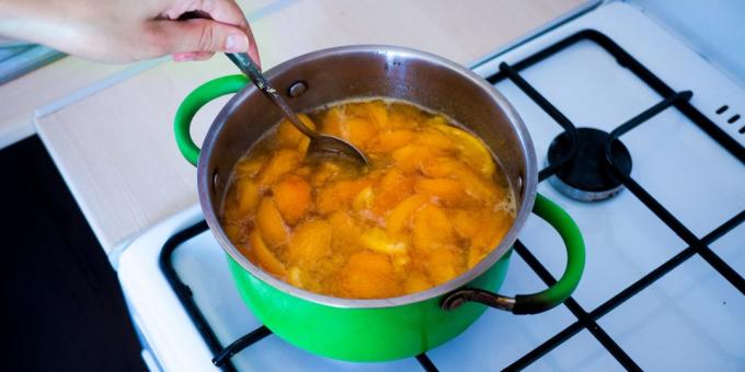 Marmelade aus Aprikosen und Orangen: 20 Minuten kochen bei schwacher Hitze