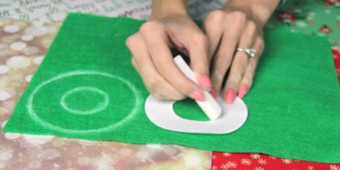 Weihnachten Spielzeug mit ihren eigenen Händen: macht ein Muster und Kreis