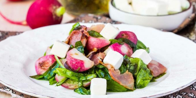 Warmer Salat mit Radieschen und geröstetem Speck