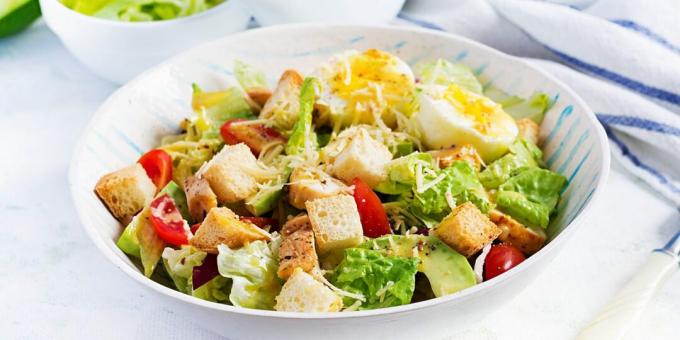 Caesar-Salat mit Hühnchen, Eiern und Avocado