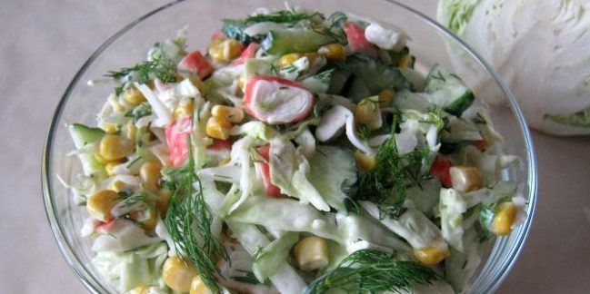 Frischer Salat: Salat mit Kohl, Mais und Krabben-Sticks