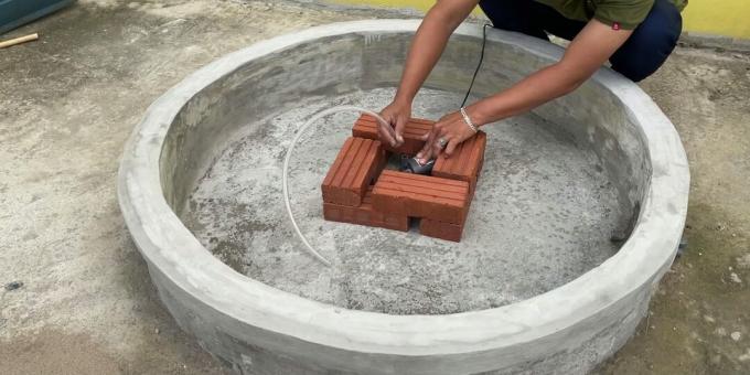 So bauen Sie einen Brunnen zum Selbermachen: Legen Sie eine Stütze aus Ziegeln