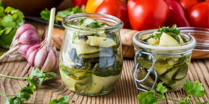 Salat aus Zucchini, Knoblauch und Kräutern