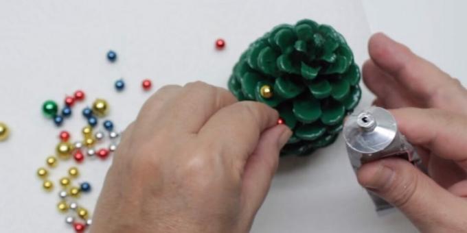 Wie man mit eigenen Händen einen Weihnachtsbaum macht: Perlen hinzufügen