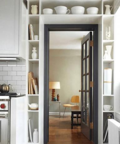 Entwerfen kleine Wohnungen: die Regale rund um die Tür
