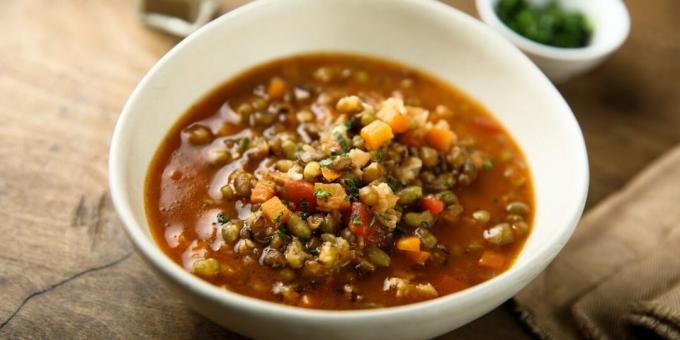 Suppe mit Mungobohnen und Gemüse