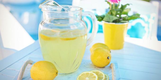 Klassische Limonade mit Zitrone