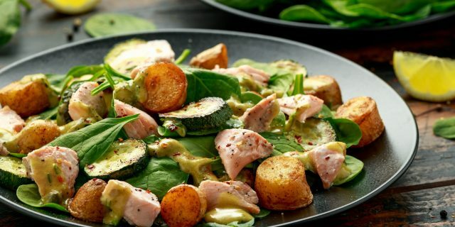 Warmer Salat mit Zucchini, neuen Kartoffeln und Fisch