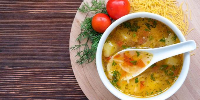 Hühnersuppe mit Nudeln und Tomaten