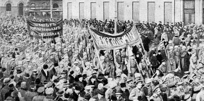 Geschichte des Russischen Reiches: Februarrevolution. Soldatendemonstration in Petrograd in den Februar-Tagen. 