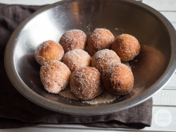 Die Kefir-Donuts mit Pulver bestreuen und servieren