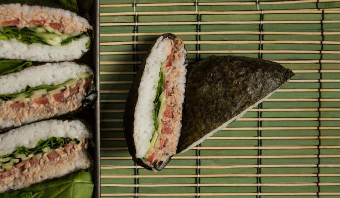 Klassisches Sushi-Sandwich Onigirazu mit Thunfisch und Spinat