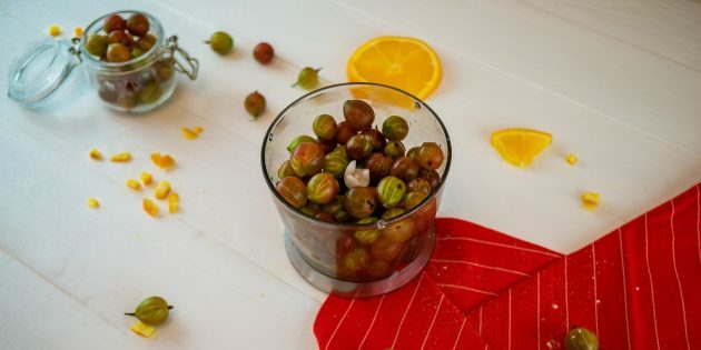 Stachelbeer-Orangen-Marmelade: Beeren hacken