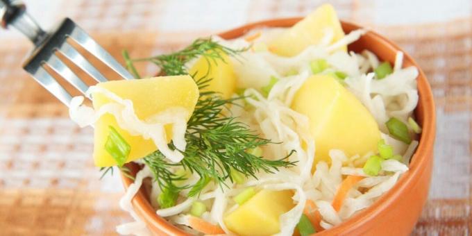 Kartoffelsalat mit Sauerkraut