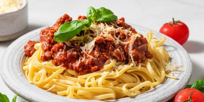 Bolognese-Nudeln mit Hackfleisch und Speck