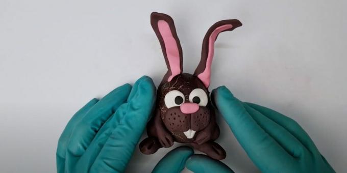 Basteln zu Ostern: ein Hase aus Ei und Plastilin