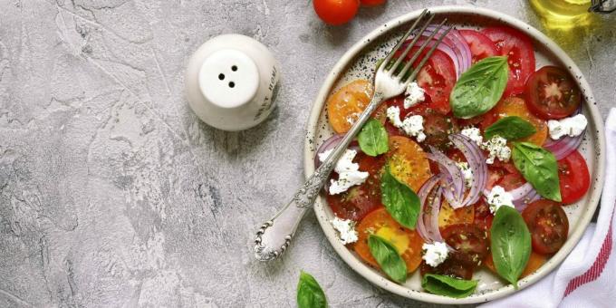 Salat mit würzigen Tomaten und Käse