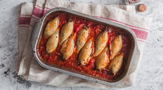 Tintenfisch gefüllt mit Reis, Chorizo ​​und Tomaten