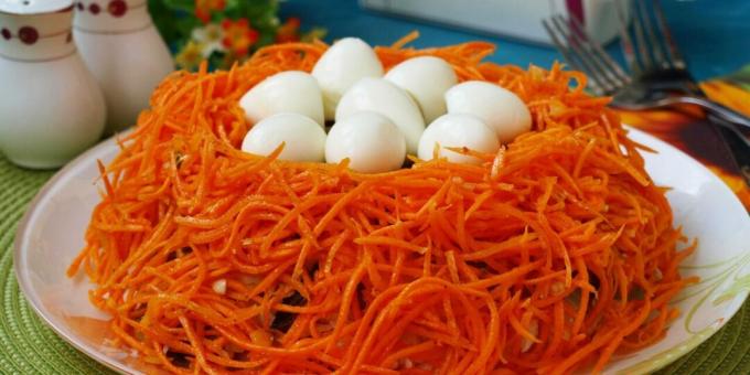Salat „Auerhuhn-Nest“ mit Karotten auf Koreanisch