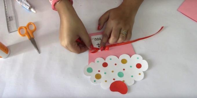 Schneiden Sie kleine Kreise aus farbigem Papier mit unterschiedlichen Durchmessern