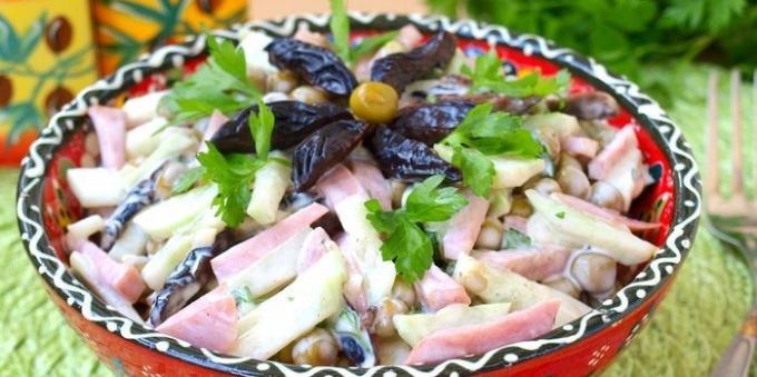 Salat mit Pflaumen, Schinken und Erbsen