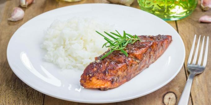 Gebackener roter Fisch mit Rosinensoße