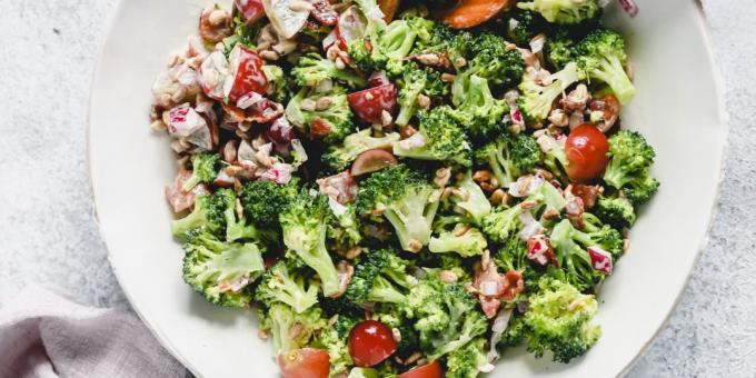 Rezept Salat mit Brokkoli, Speck, Zwiebeln, Trauben und Sonnenblumenkernen