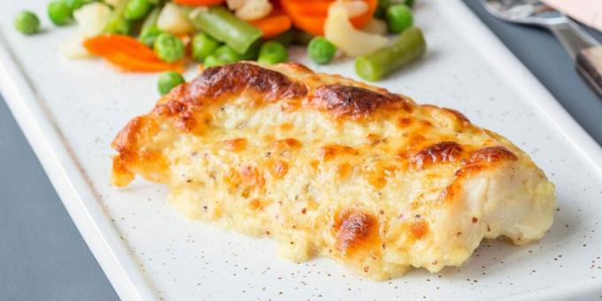 Mit Käse und Mayonnaise im Ofen gebackener Fisch