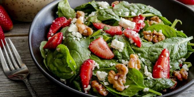 Salat mit Erdbeeren, Spinat, Nüssen und Fetakäse