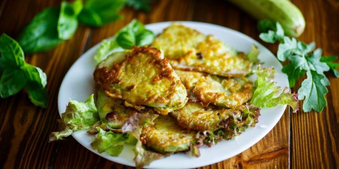 Zucchini in Teig mit saurer Sahne und Kräutern