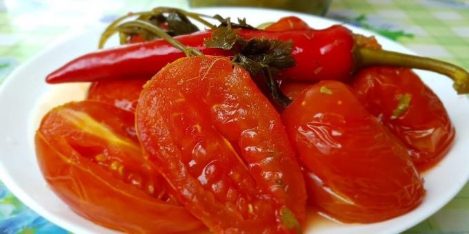 Gesalzene Tomaten mit Kräutern, Knoblauch und Pfeffer