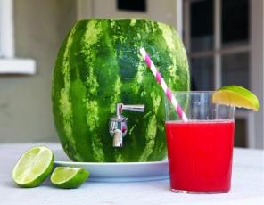 Wie ein Fass Wassermelone mit Spendern zu machen und frischen Saft genießen