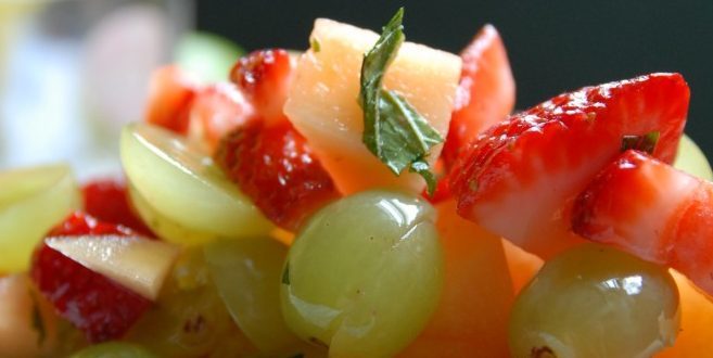 Obstsalat Melone mit Erdbeeren und Kirschen
