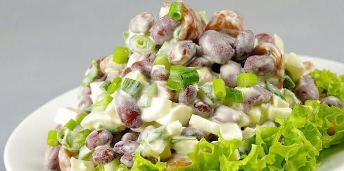 Salat mit Bohnen, marinierte Pilze und Eier