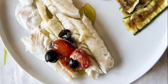 Wie mit Oliven und Kirsche in dem Ofen für Barsch kochen