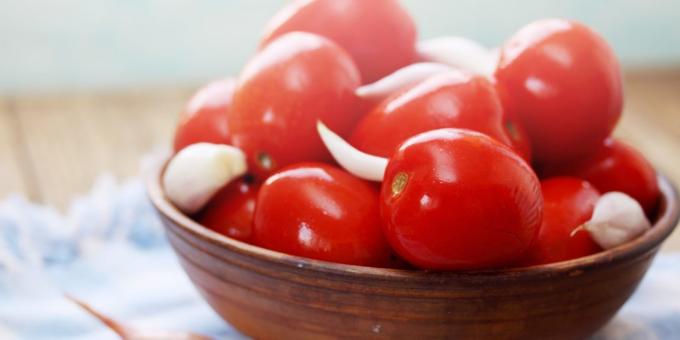 Wie man marinierte Tomaten, Knoblauch, Pfeffer, Senf trocken und Lavrushka