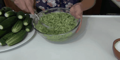 Rezept Gurke Gurken: In geriebenem Gemüse Salz und gut mischen