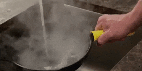 Waschmittel zum Waschen von Geschirr: Clean Gußeisen Bürsten unter heißem Wasser